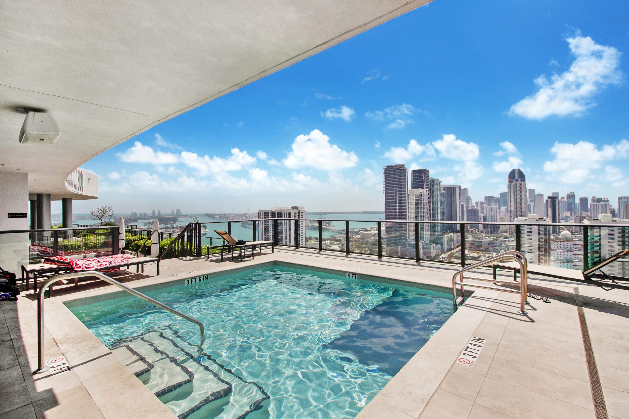 lunabse paramount bay patio bayview island